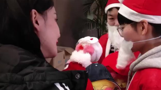 咦,这些玻尿酸小黄鸭哪里来的?真的太抢眼太可爱啦,原来是刘丹萌粉丝们送的,各种表情各种st